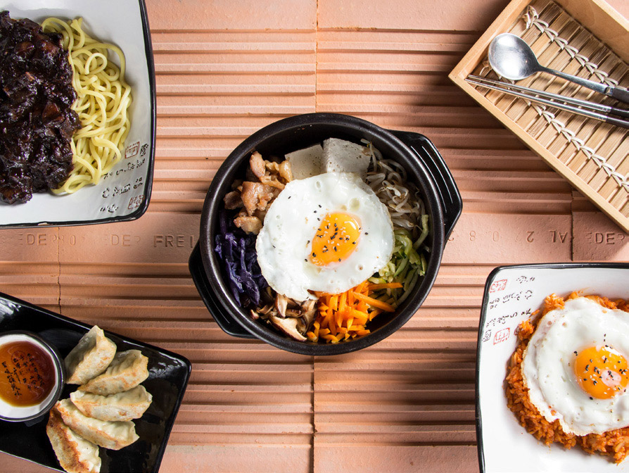 Маса с китайски ястия