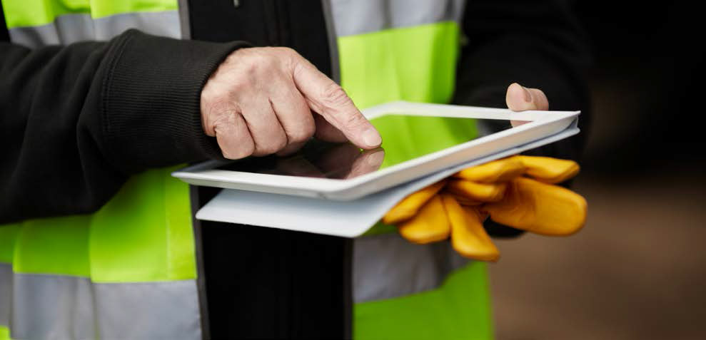 Работник, който използва таблет