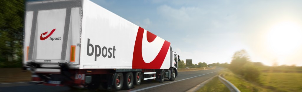 Пътуващ камион на bpost с пратки