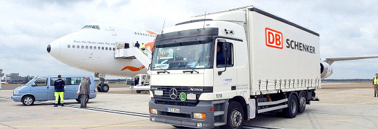 DB Schenker камион на летище