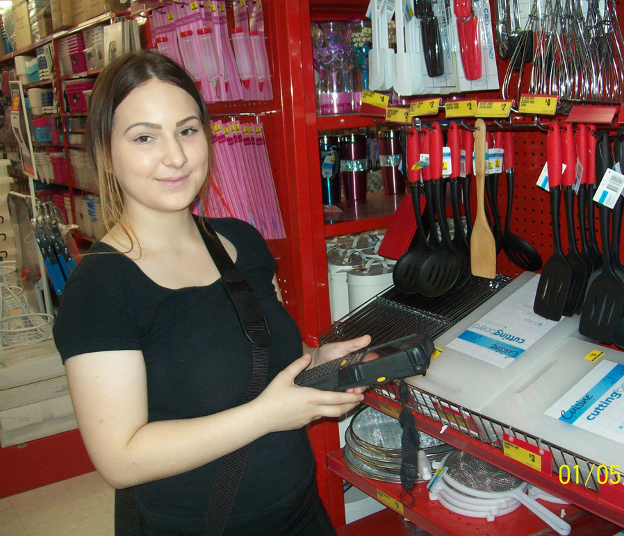 Жена държи баркод скенер в The Reject Shop