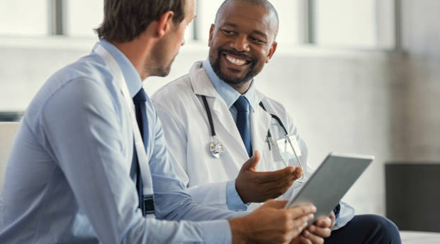 Лекари от Eczacibasi healthcare group разговарят