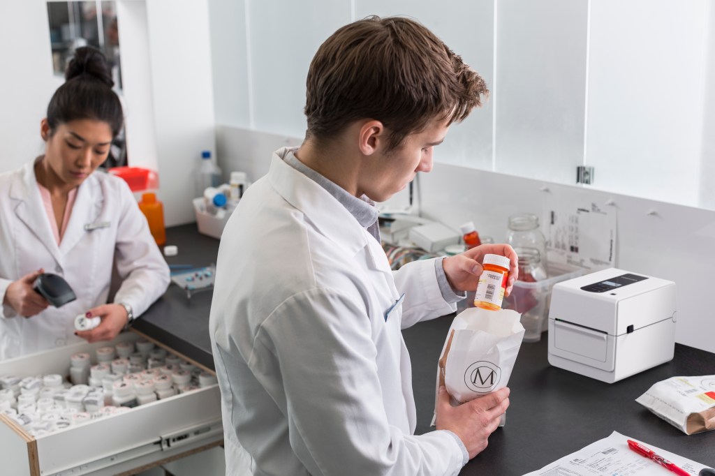 Лаборанти сканират и прибират лекарства - употреба на настолни баркод принтери Toshiba серия BV400D в здравеопазването