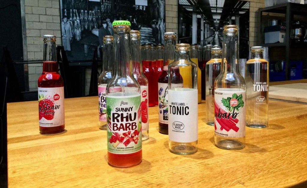 Цветни етикети за бутилки с 5 цвят на Flavour Ventures, поизводител на лимонади и напитки с различни вкусове