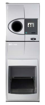 Жена и дете използват вендинг машина за рециклиране