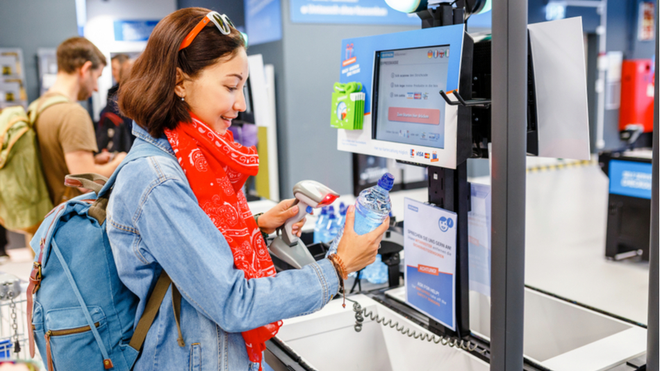Жена пазарува на каса за самообслужване