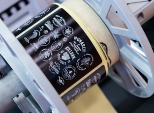 Черен етикет с изцяло бял печат