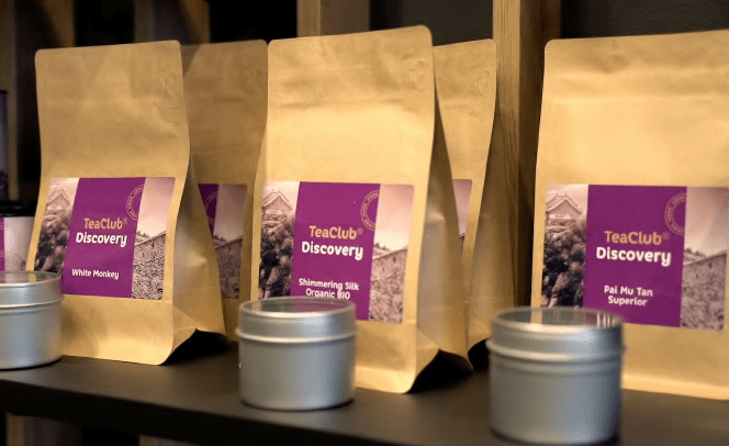 Етикет върху тъмна медия с цветни елементи върху бяла подложка