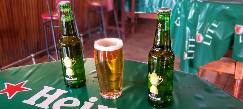 Прозрачен етикет с бели и цветни елементи, предназначен за бира