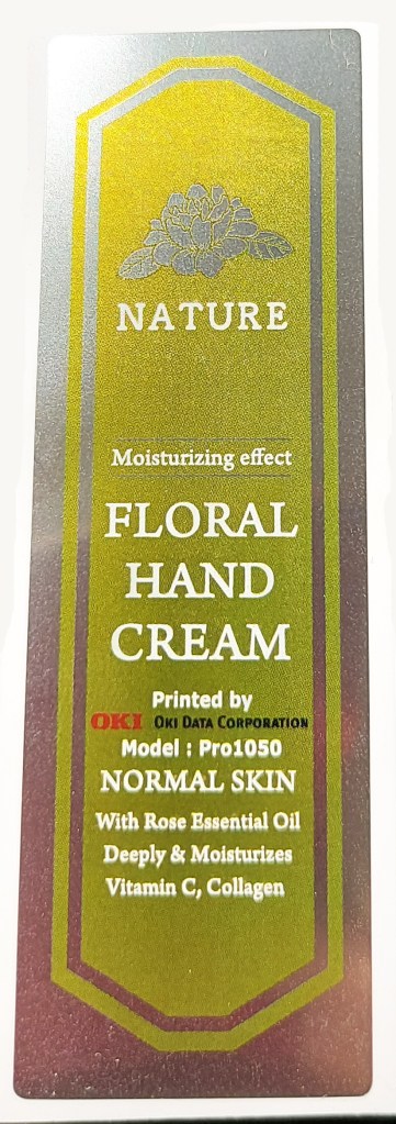 Етикет на крем за ръце върху медия с метализиран сребрист и златист ефект с бял печат