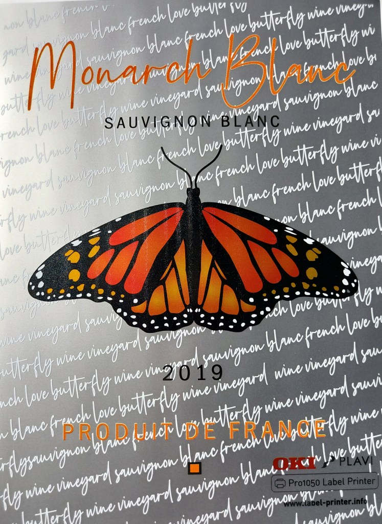 Етикет на вино върху медия с метализиран ефект с бели и цветни елементи