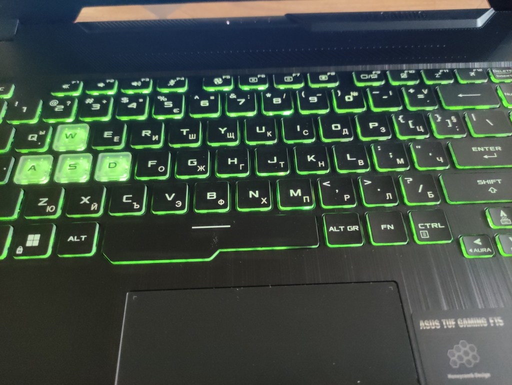 Лазерно гравиране на клавиатура на лаптоп Asus