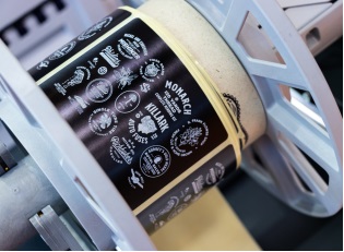 Черен етикет с изцяло бял печат отпечатан на OKI Pro1050