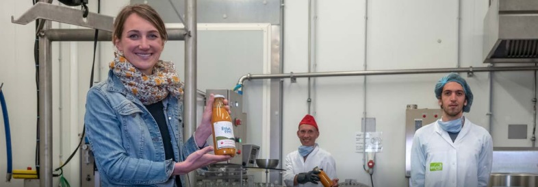 Бутилка супа enVie с етикет, отпечатан на цветния етикетен принтер OKI Pro1050