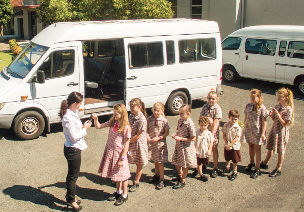 Ученици и училищен автобус